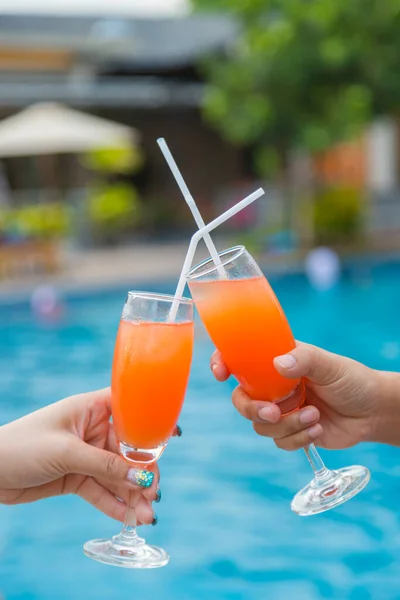 Coquetéis na piscina